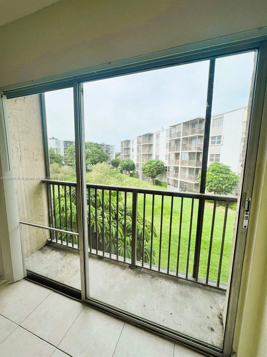 LAKESHORE AT UNIVERSITY P - Residential