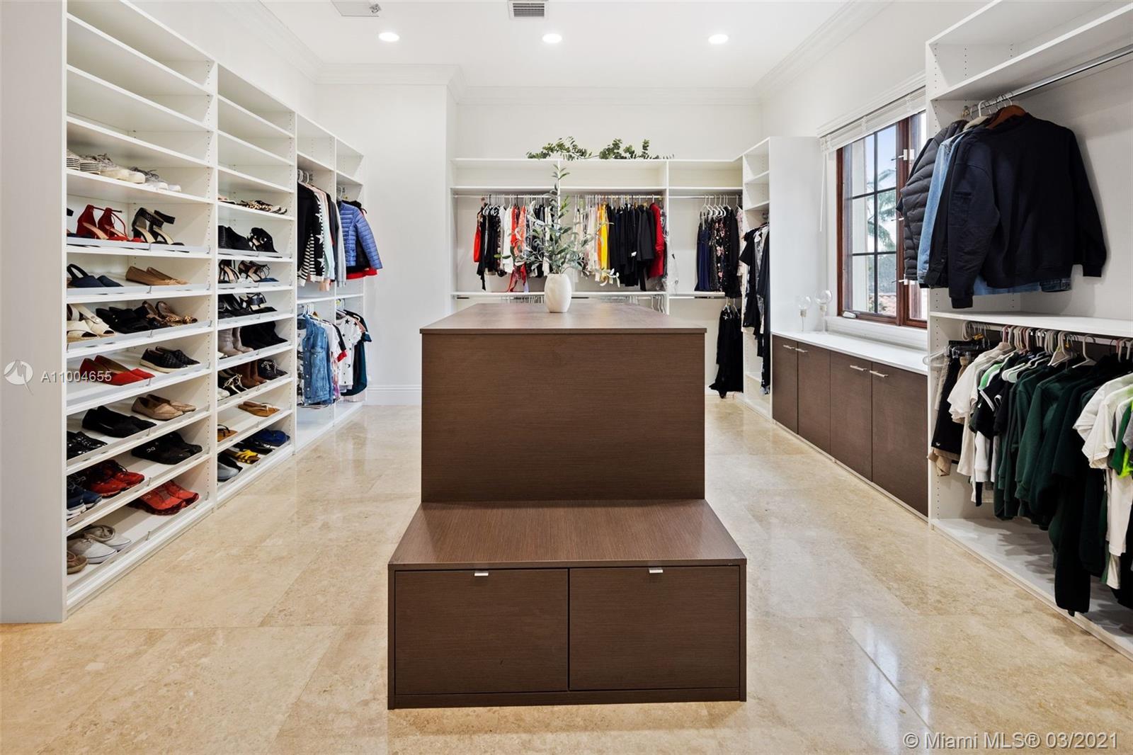 TOWN & RANCH ESTS - Residential