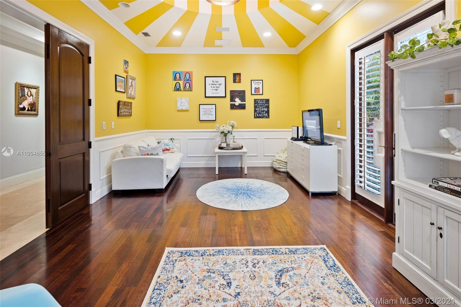 TOWN & RANCH ESTS - Residential