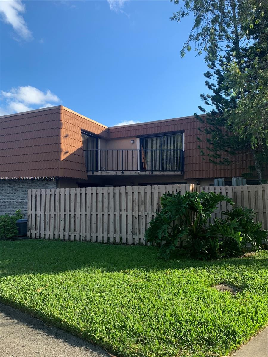 Gorgeous & spacious Townhouse in great condition in Harmony Lakes. New contemporary Kitchen with granite counters and stainless steel appliances. Wood flooring in all bedrooms. Best value for money rental in the area. Great community with lots of amenities including pool, tennis and playground. Zoned for best of the schools. Close access to Highways.