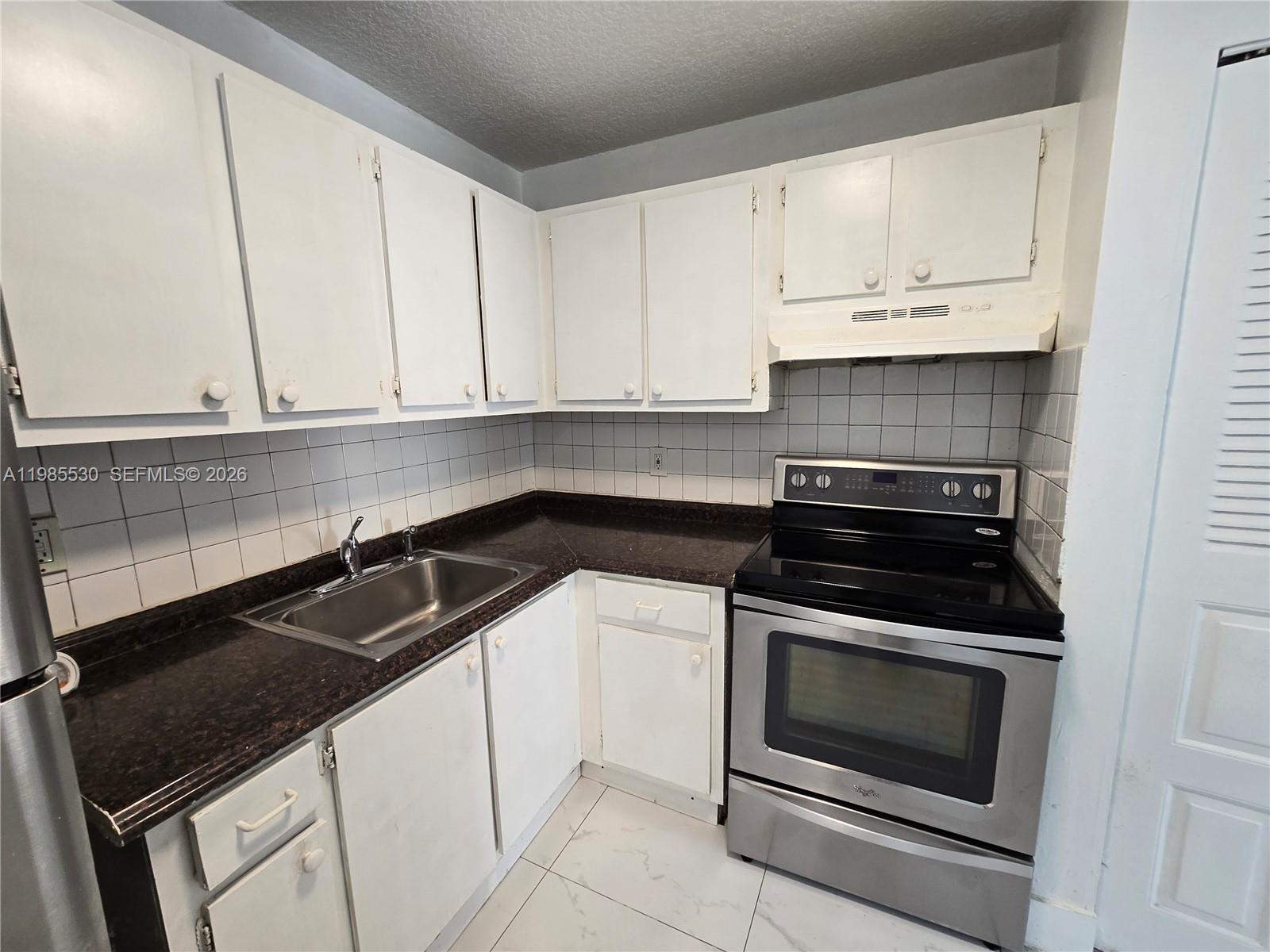 INVERNESS VILLAGE FOUR CO - Residential Lease