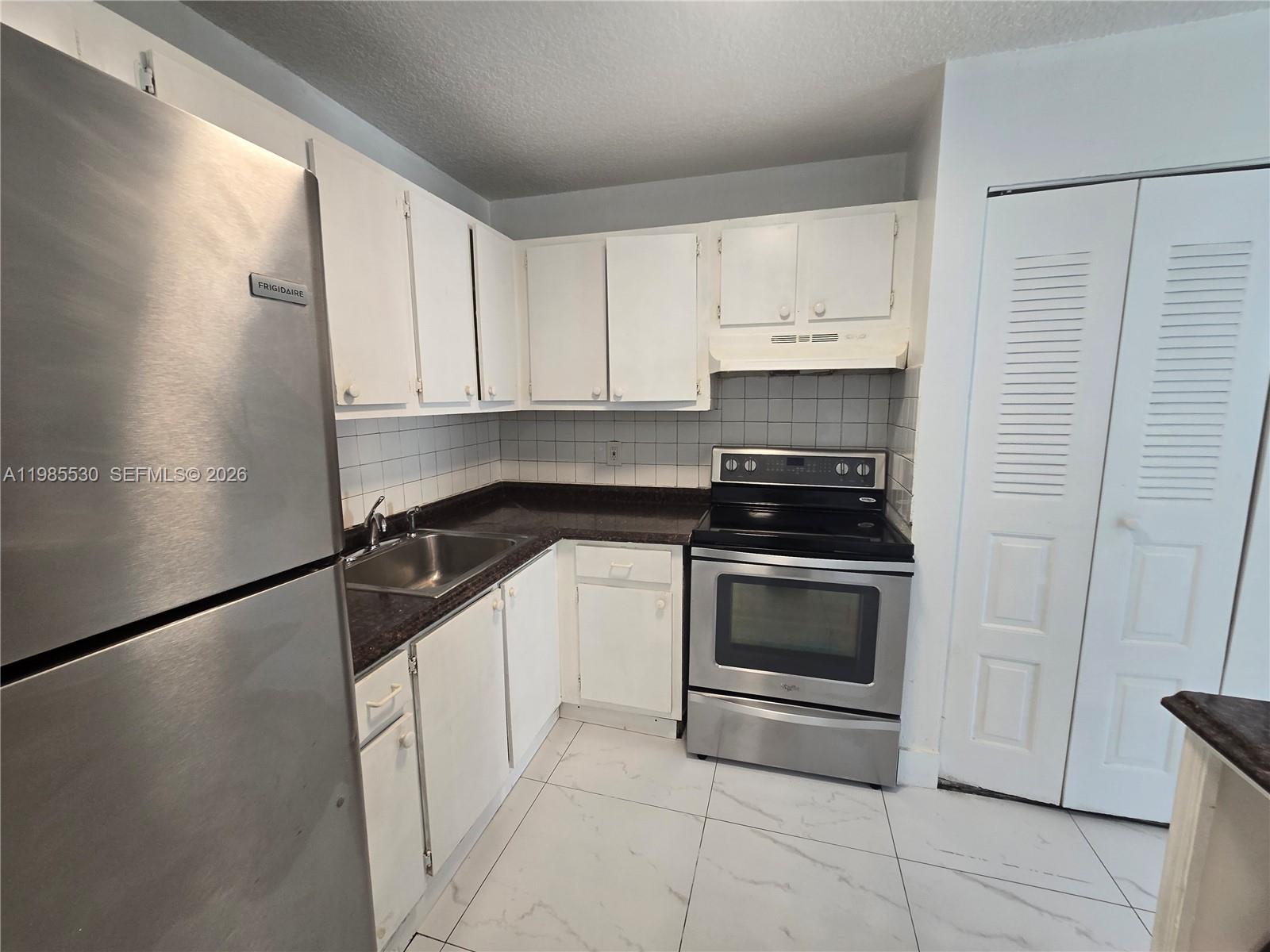 INVERNESS VILLAGE FOUR CO - Residential Lease