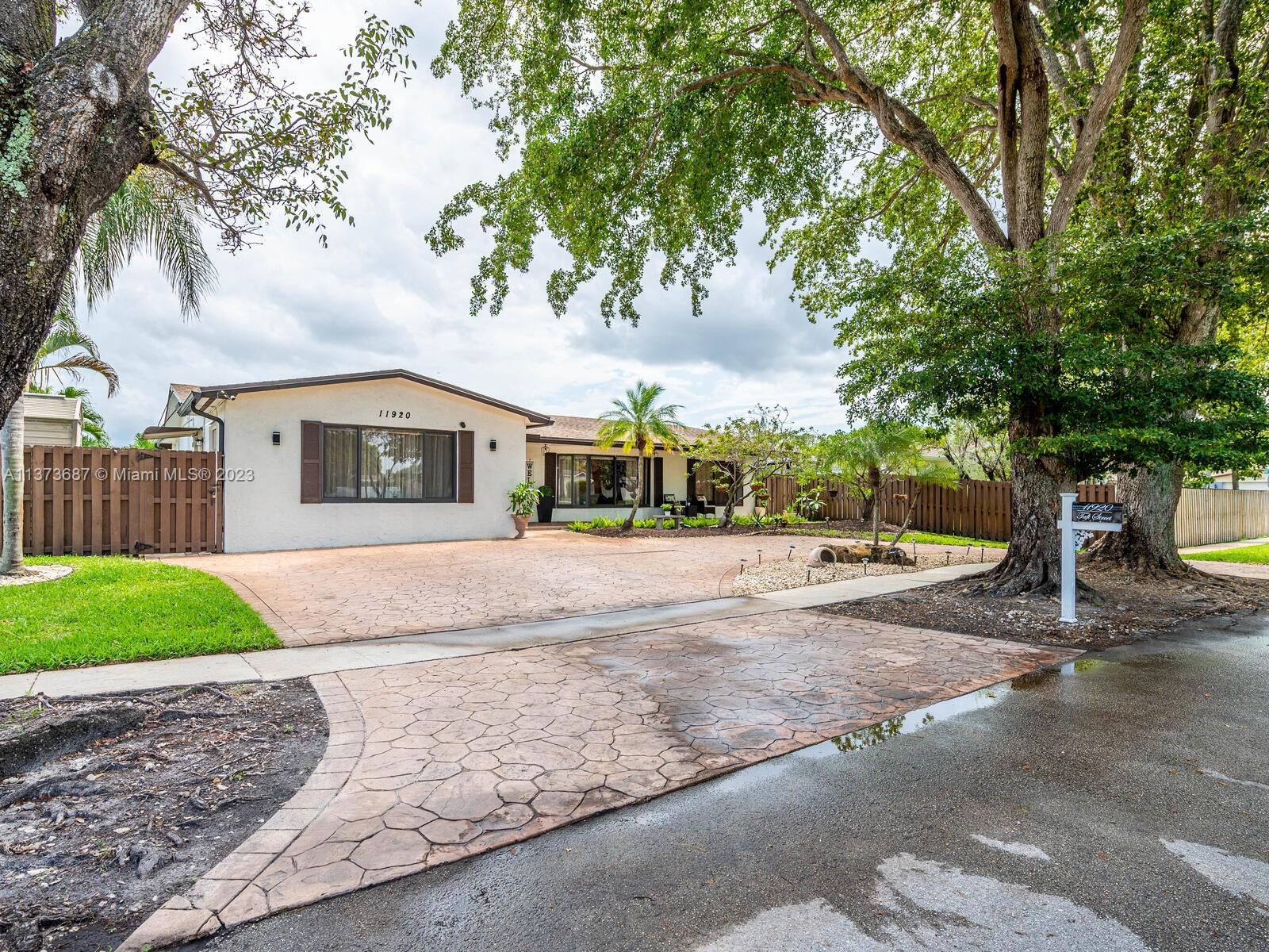 PEMBROKE LAKES SEC 6 - Residential