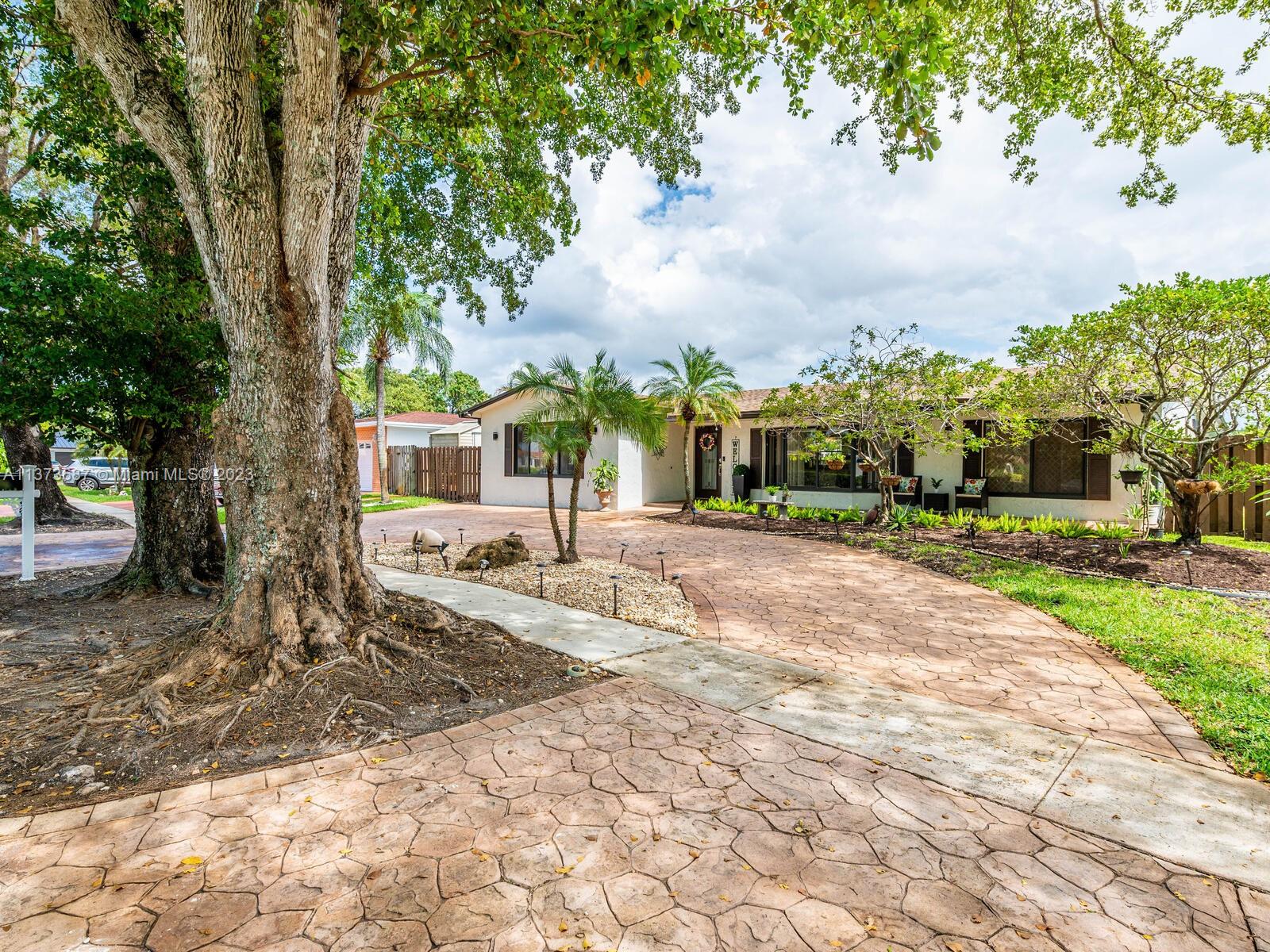 PEMBROKE LAKES SEC 6 - Residential