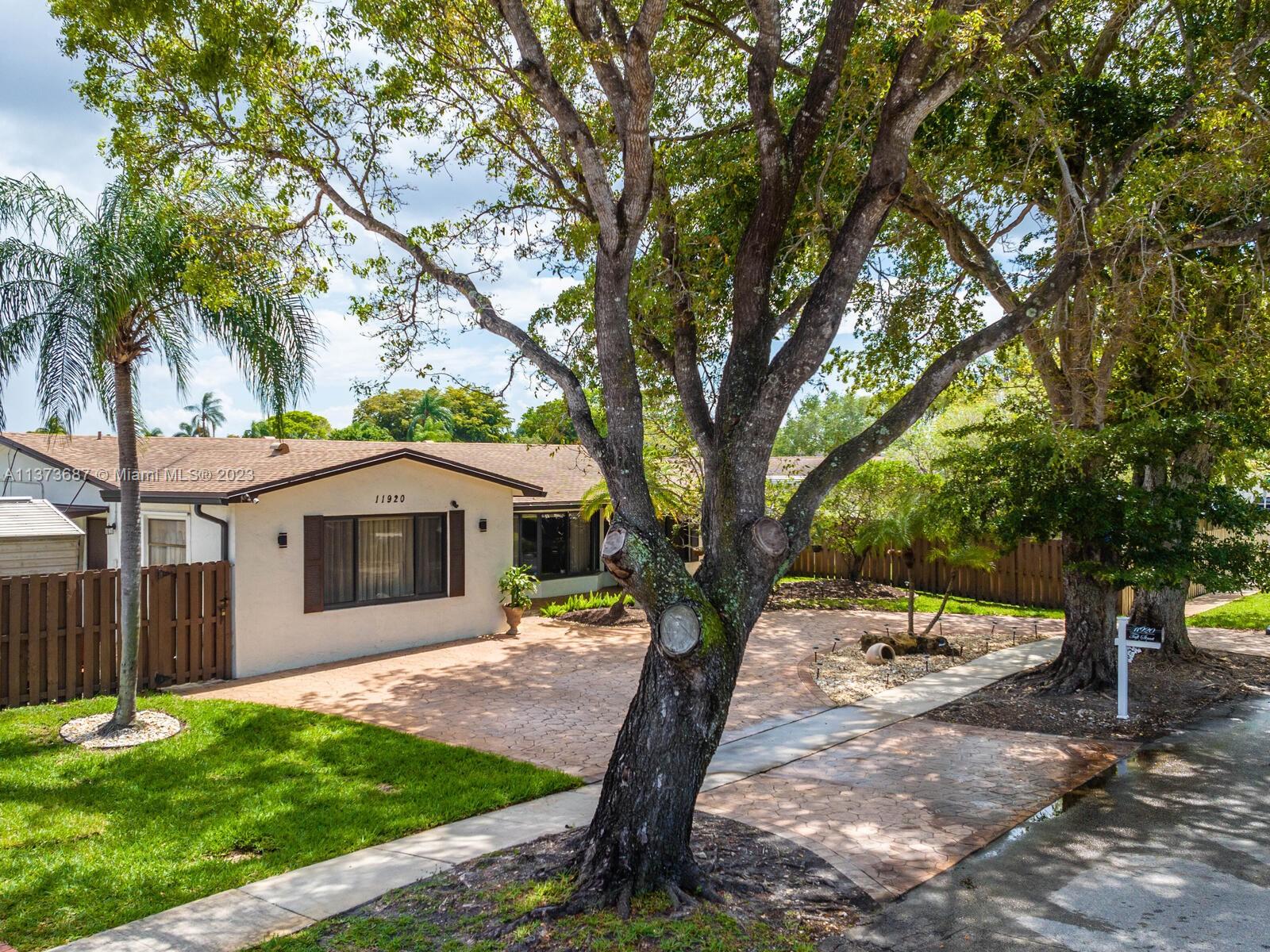 PEMBROKE LAKES SEC 6 - Residential