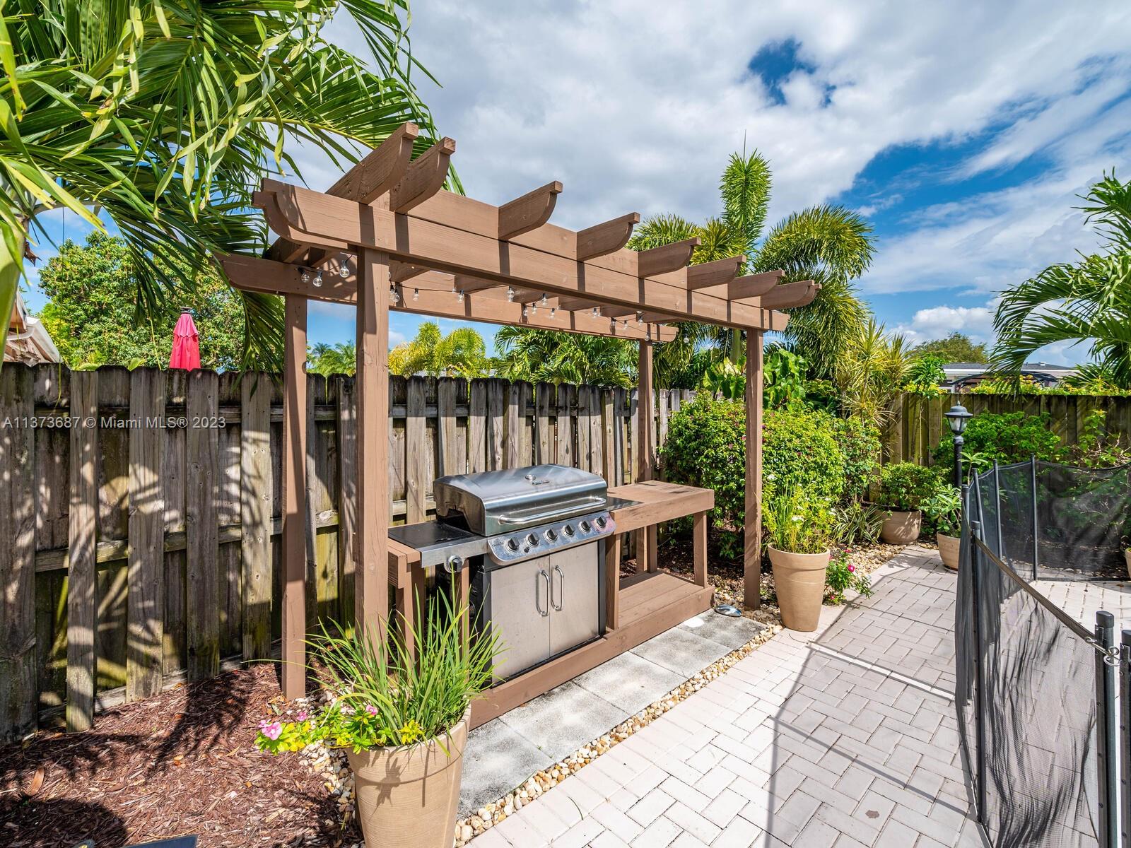 PEMBROKE LAKES SEC 6 - Residential