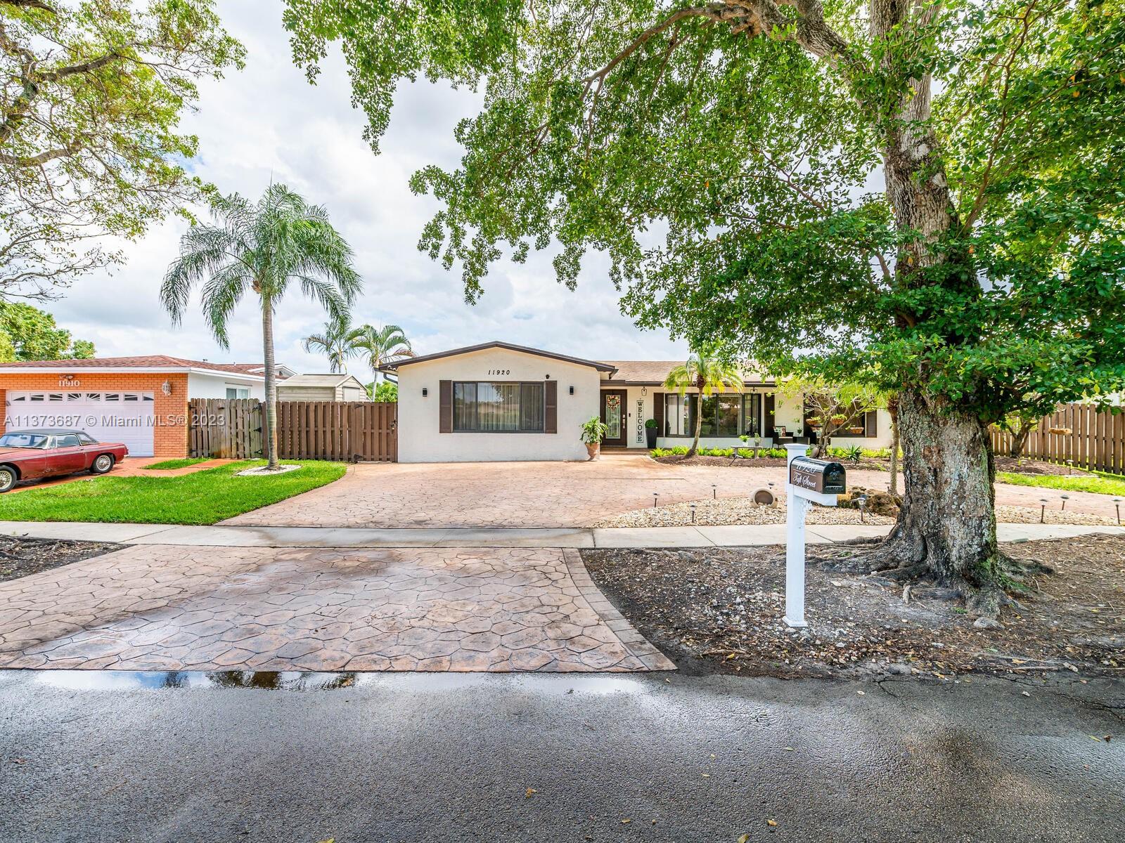 PEMBROKE LAKES SEC 6 - Residential