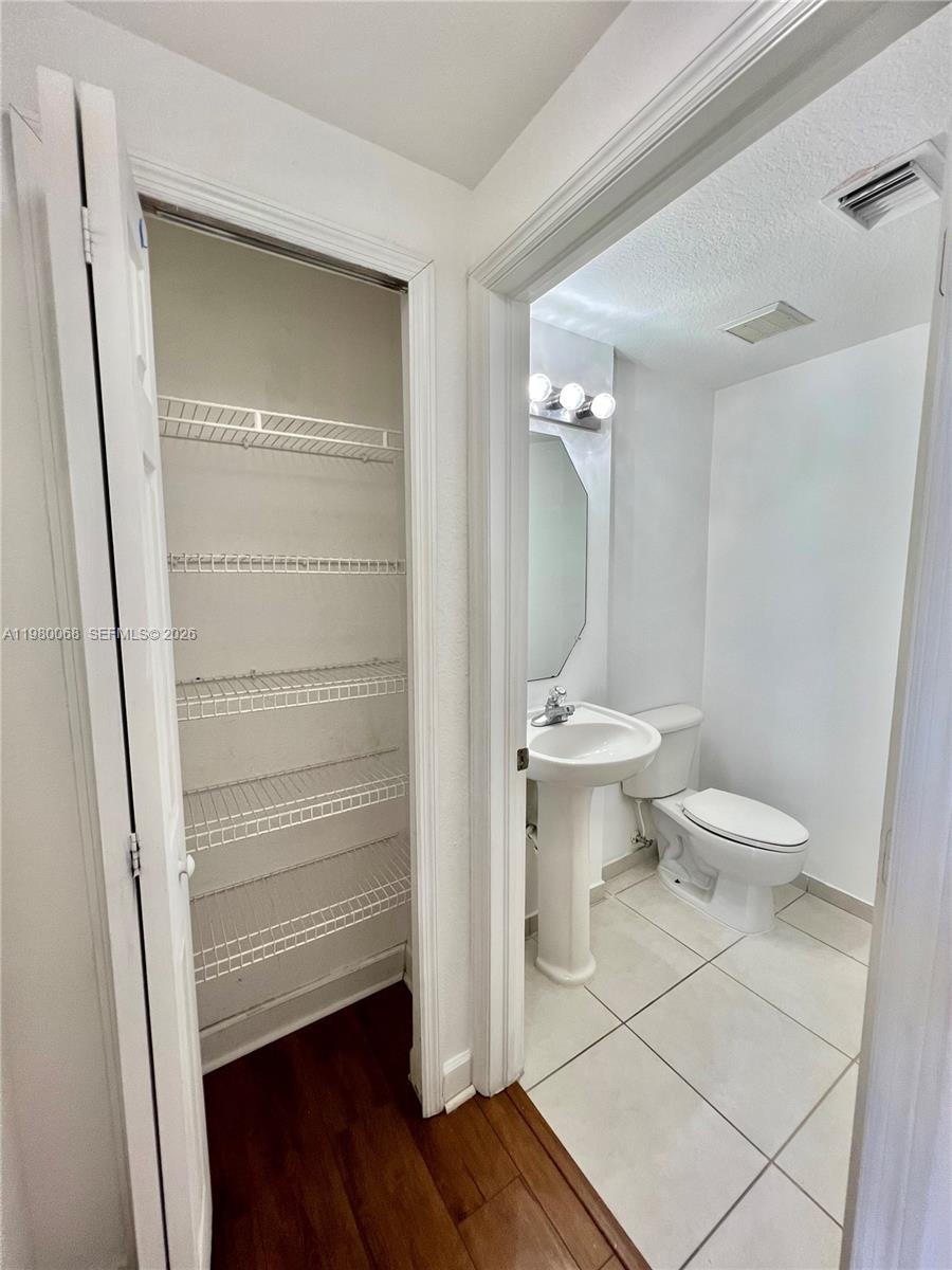 CENTURY BREEZE - Residential Lease