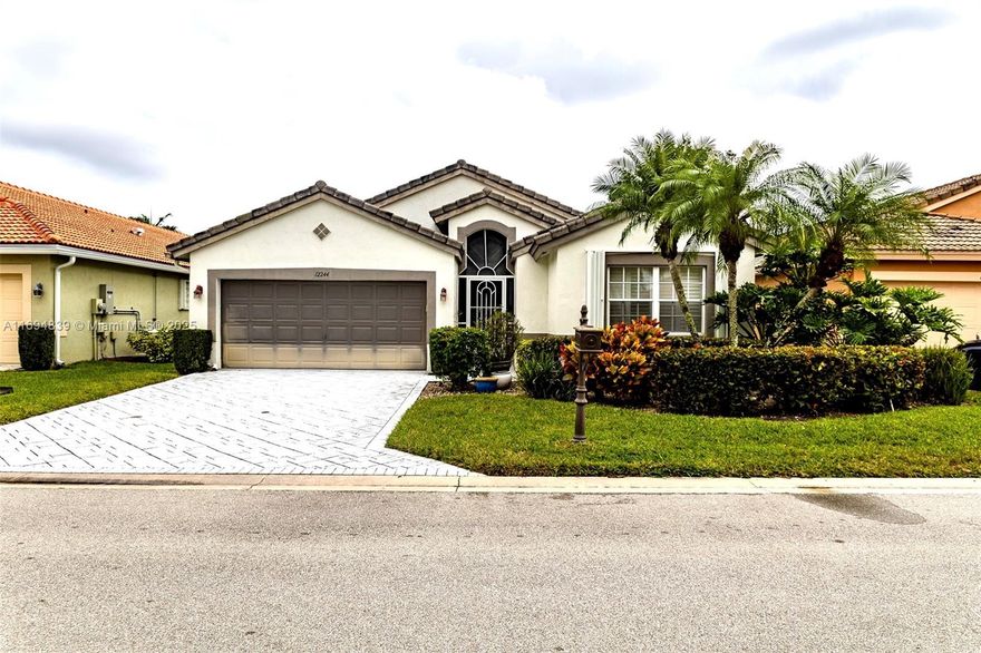 Immaculate Balmoral model in Lakeridge Greens! This 3-bed, 2-bath home offers 2,100+ sq. ft. of living space, including a 20x20 A/C glass-enclosed patio with lake views. Sold fully furnished/turnkey with custom window treatments, tile flooring, and California closets. The spacious kitchen features white cabinetry and a breakfast bar, opening to a large great room. The master suite boasts dual walk-ins and a luxurious bath with soaking tub and step-down shower.

Enjoy community amenities like golf, tennis, pickleball, a renovated clubhouse, and more, plus access to Westchester Country Club without extra fees.

Schedule your showing today!