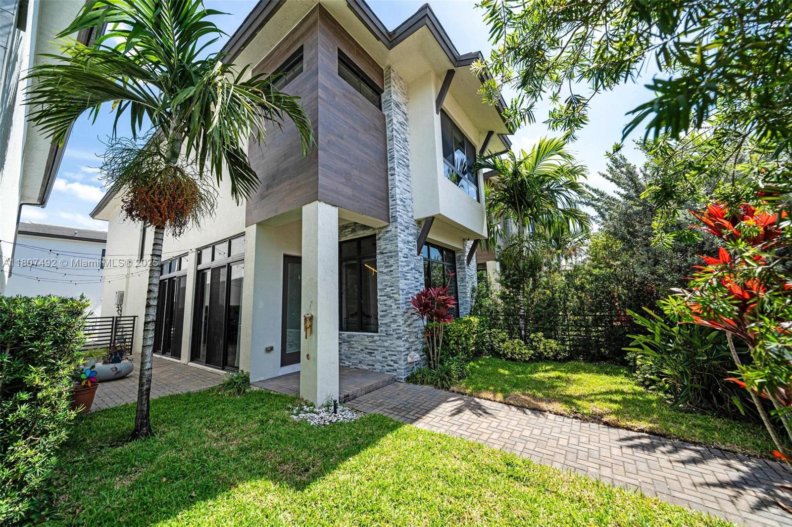 DOWNTOWN DORAL SOUTH PHAS - Residential