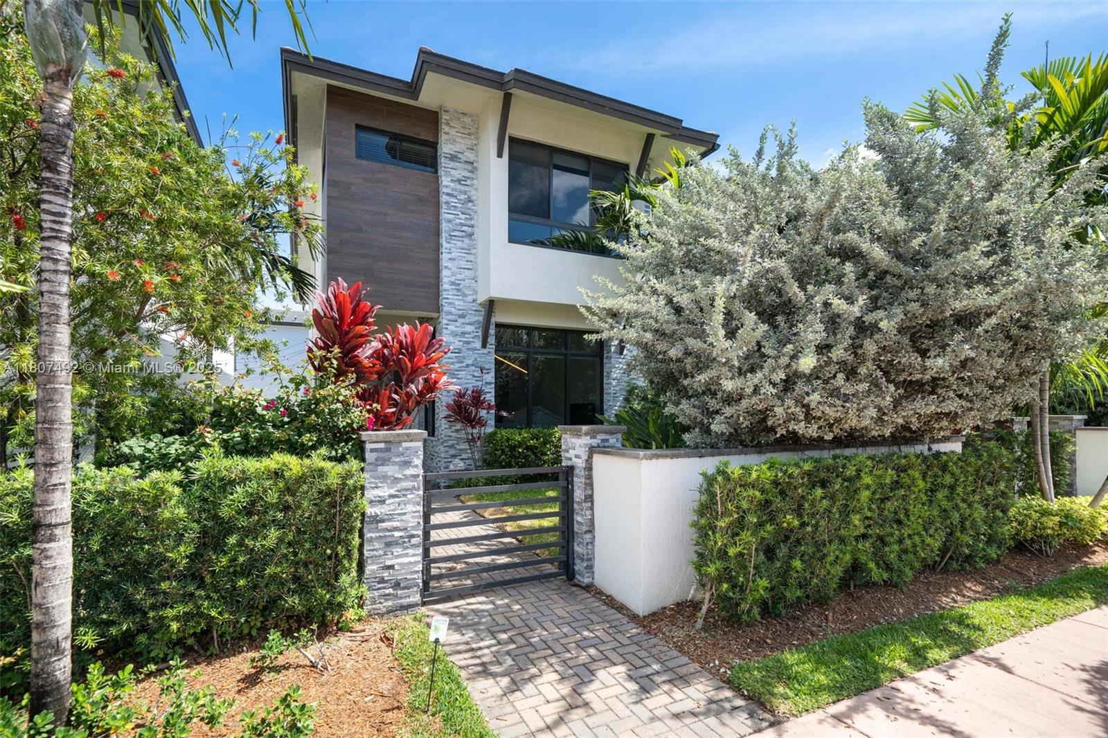 DOWNTOWN DORAL SOUTH PHAS - Residential