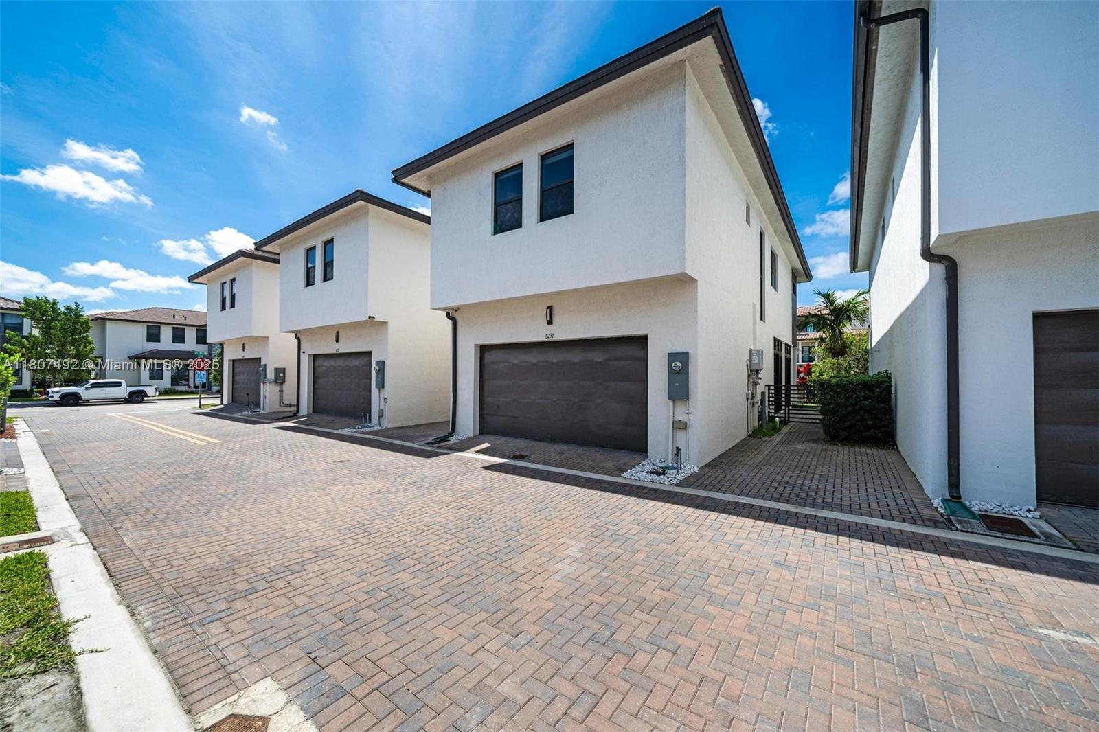DOWNTOWN DORAL SOUTH PHAS - Residential