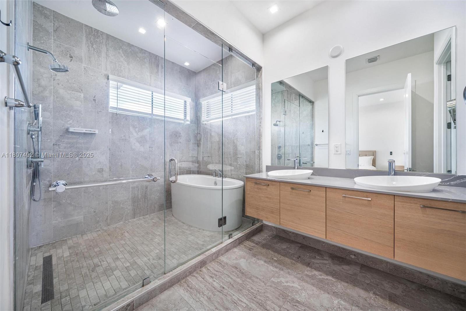 DOWNTOWN DORAL SOUTH PHAS - Residential