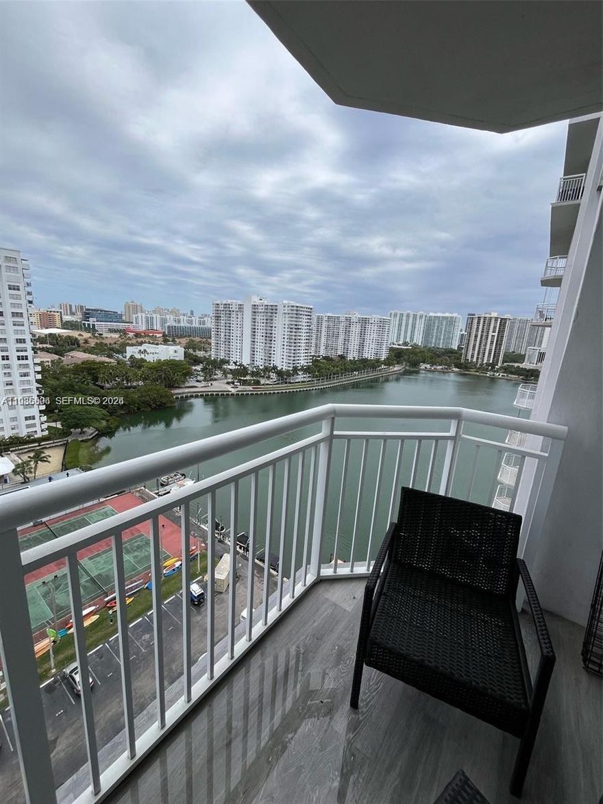 Beautiful and spacious apartment with 1251  in the heart of Aventura. 2 bed 2 bathroom offers the perfect blend of comfort, style and views of the bay. Building amenities include: Pools, Tennis courts, Gym, mini market, Hair salon. Easy to show.