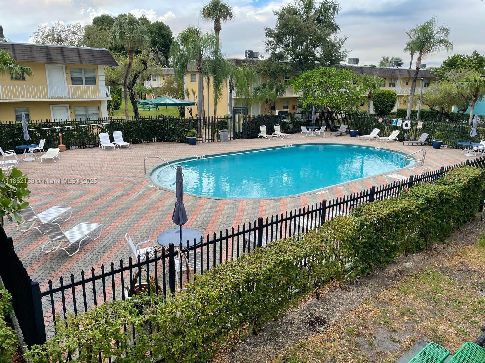 Very nice 2 beds one baths apartment, excellent for living or investment, close to main transportation and mall , don't miss this opportunity