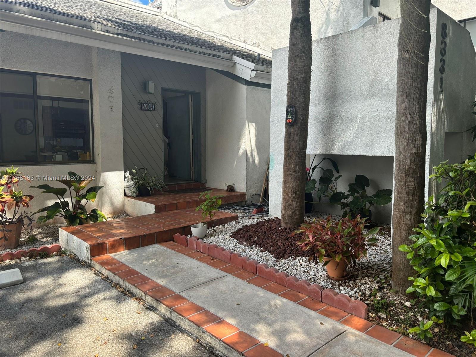 BEAUTIFUL Corner Unit Condo Townhouse with Patio, One bedroom with full bathroom downstairs and one bedroom with full bathroom upstairs, Fireplace in the Living Room to gather with the family. This property is located very close distance , to Hospital, Shopping Centers, Main Avenues, Parks, Schools and others facilities .