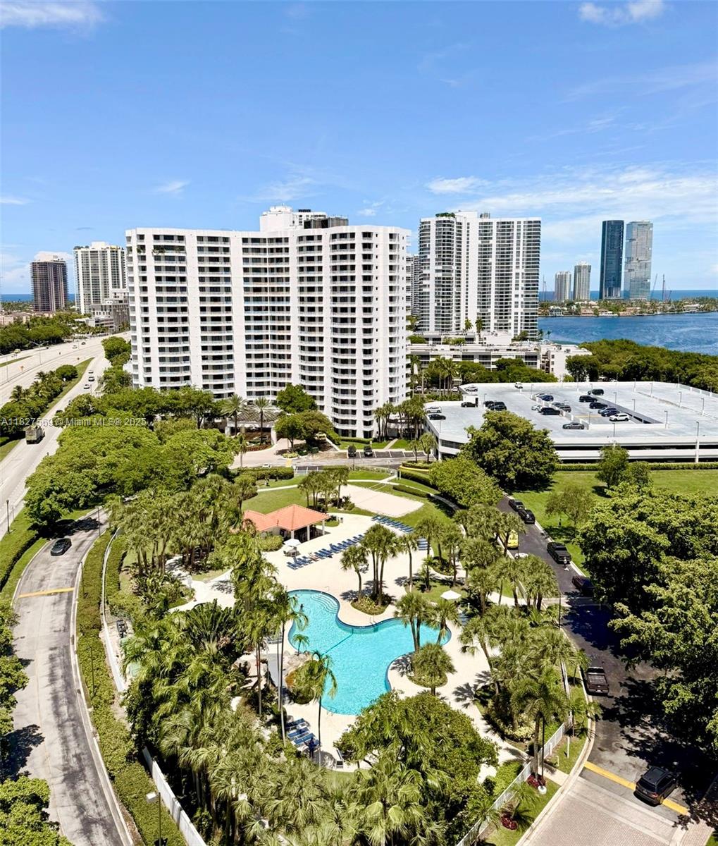 Beautiful apt with plenty of light with access to a cozy garden space and terrace. 2 Bedrooms, 2 Full Bathrooms . Lot of closets , spacious kitchen. Washer & dryer inside the unit. This unit comes with 1 Assigned Parking + Guest parking and Valet, 2 pools, Gym. Walking distance from Aventura Mall.
Wonderful area of Aventura, resort-style building with 2 pools, fitness center, volleyball court, pet park.