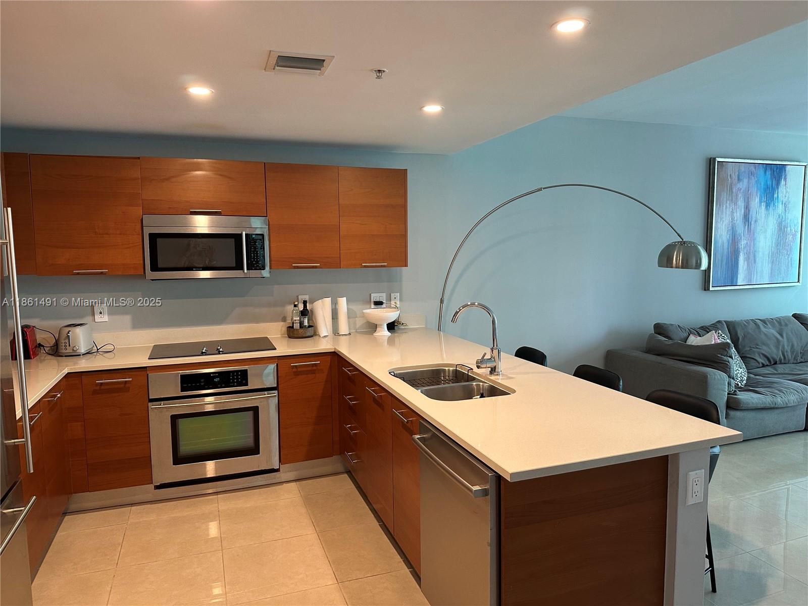 MIDBLOCK MIAMI CONDO - Residential Lease