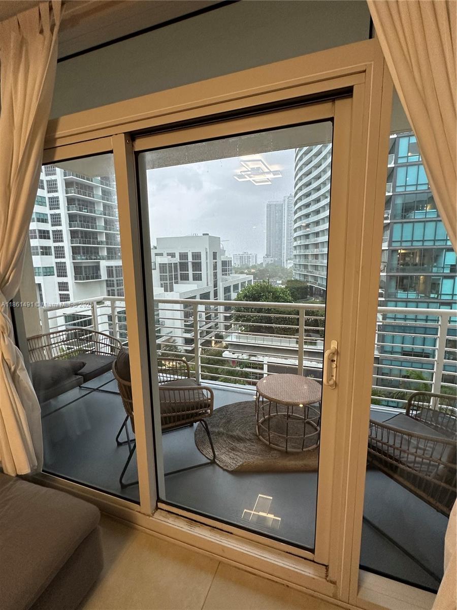 MIDBLOCK MIAMI CONDO - Residential Lease