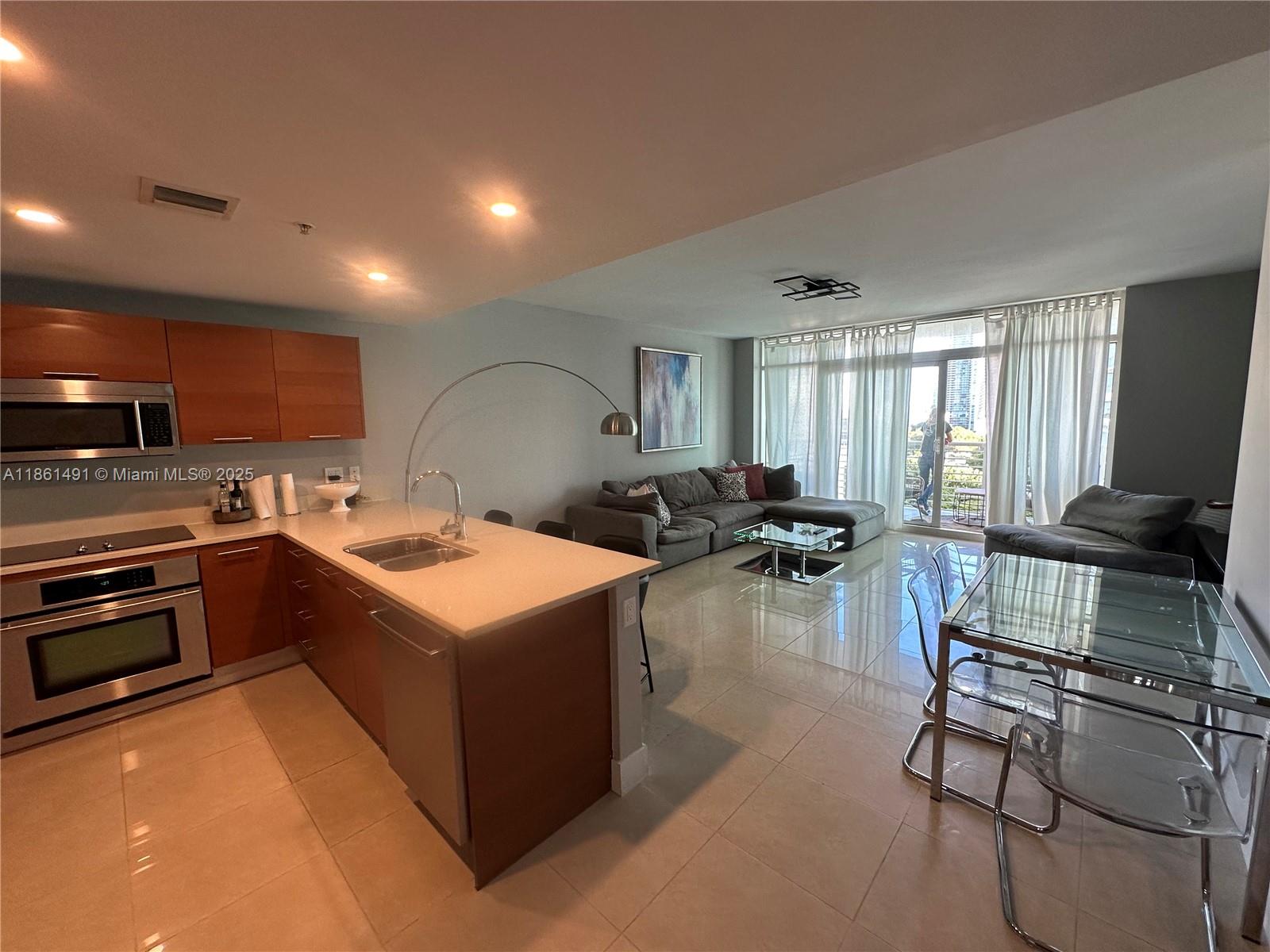 MIDBLOCK MIAMI CONDO - Residential Lease
