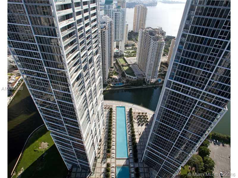 BEAUTIFUL AND SPACIOUS ONE BED IN PRESTIGIOUS ICON BRICKELL, STUNNING VIEWS! BEST AMENITIES!!!!PORCELAIN FLOORS THROUGHOUT. OWNER VERY MOTIVATED. MUST SEE!!!!