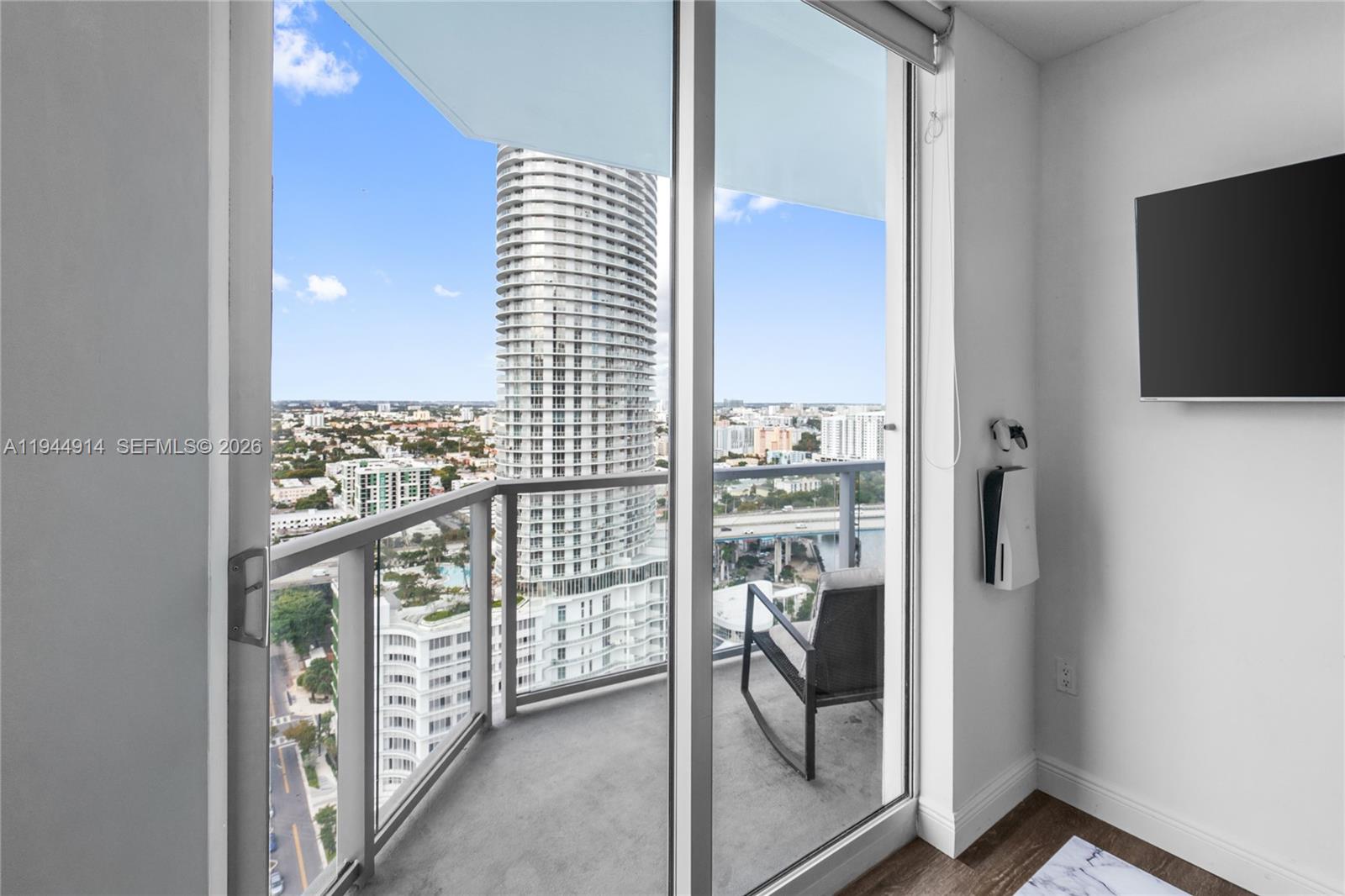 LATITUDE ON THE RIVER CON - Residential