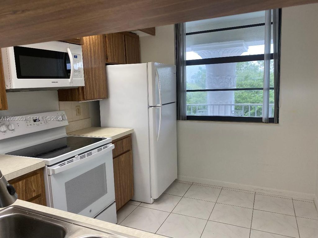 Photo of 1701 Whitehall Dr #403, Davie, FL 33324 (MLS # A12003653)