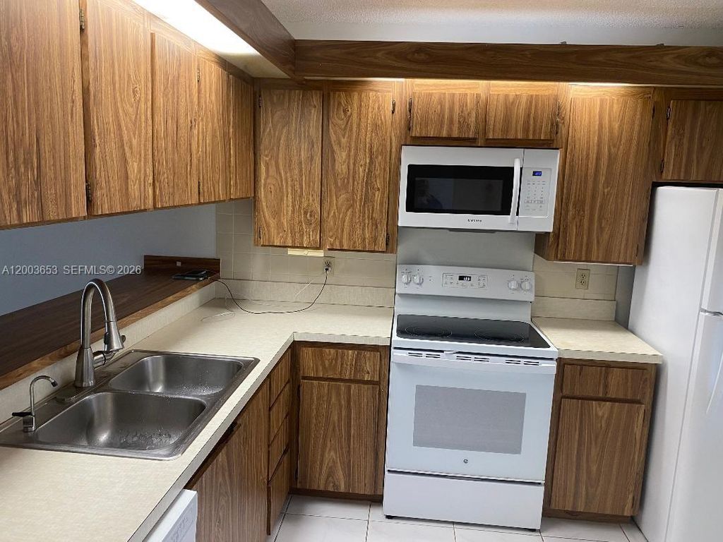 Photo of 1701 Whitehall Dr #403, Davie, FL 33324 (MLS # A12003653)