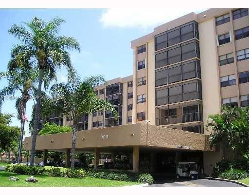 900 NE 195th St 618, Miami, FL, 33179/$265,000 4 900 NE 195th St 618