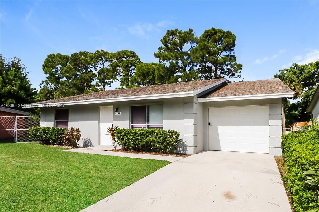 Photo of 7109 Glenwood Dr, Boynton Beach, FL 33436 (MLS # A11860424)