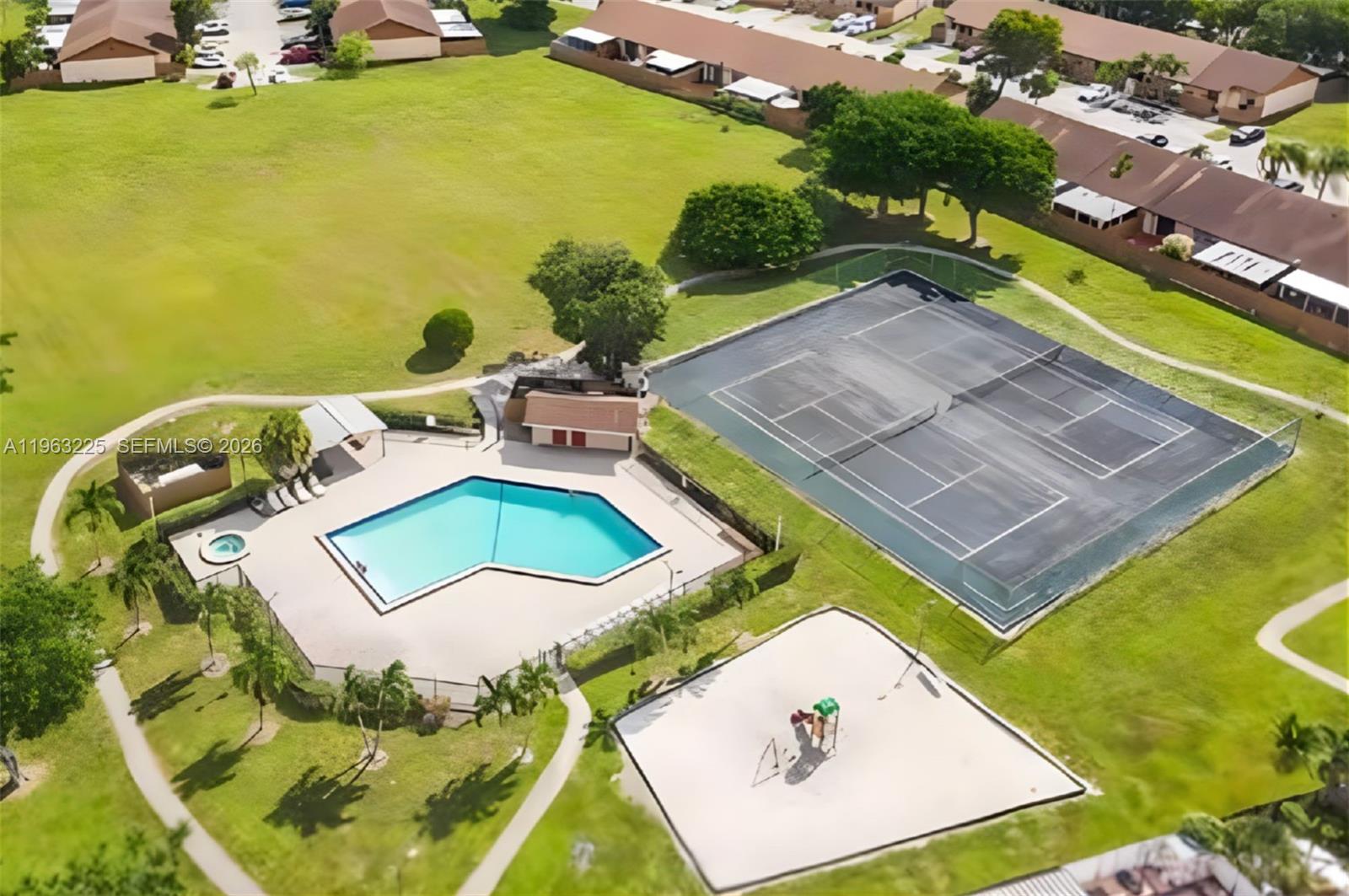 COUNTRY LAKE MANORS TOWNH - Residential