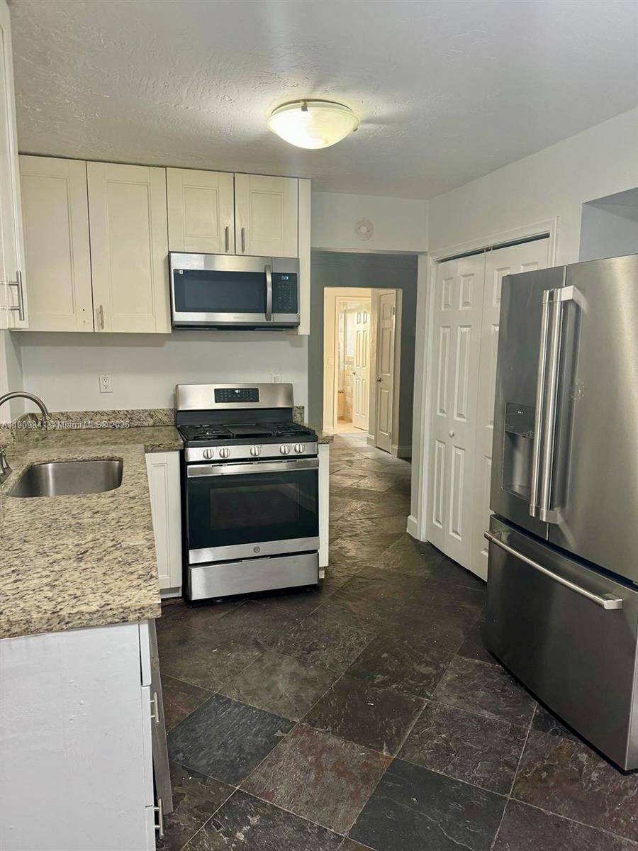 SUNRISE GOLF VILLAGE SEC - Residential Lease