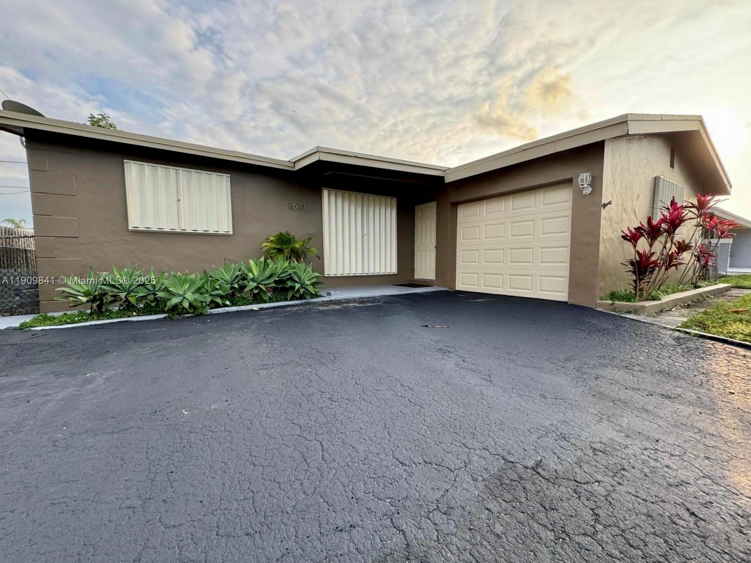 SUNRISE GOLF VILLAGE SEC - Residential Lease