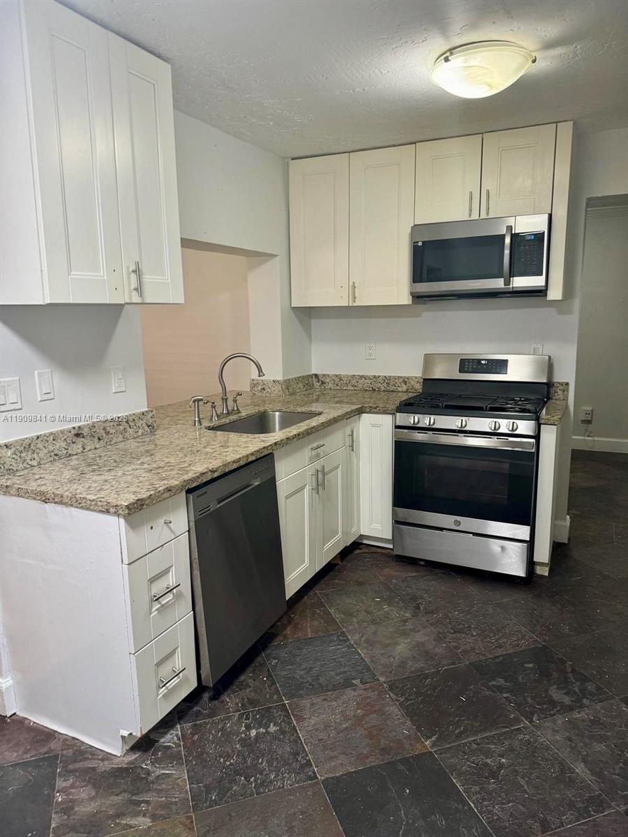 SUNRISE GOLF VILLAGE SEC - Residential Lease