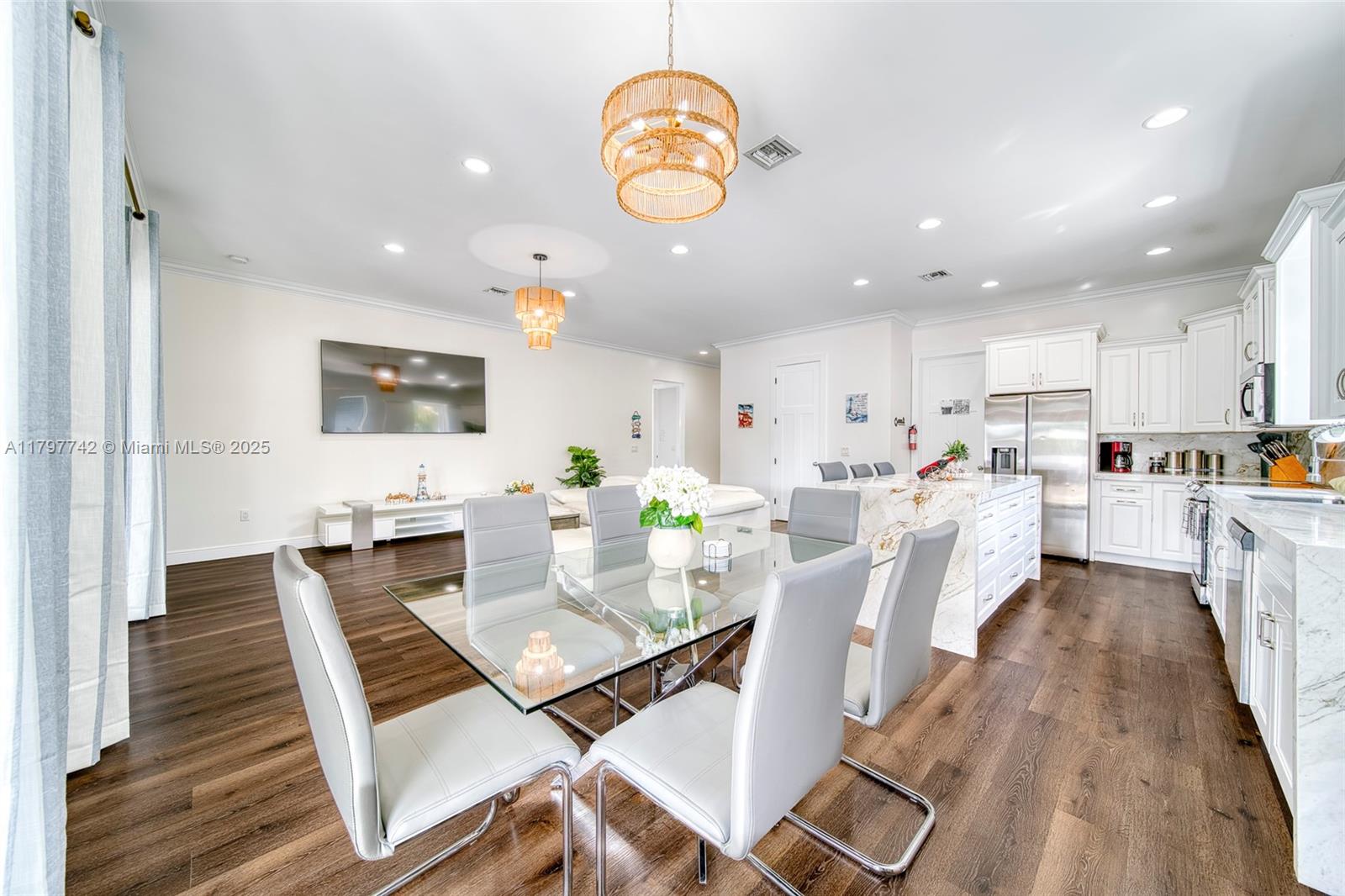 NORTH HOLLYWOOD - Residential