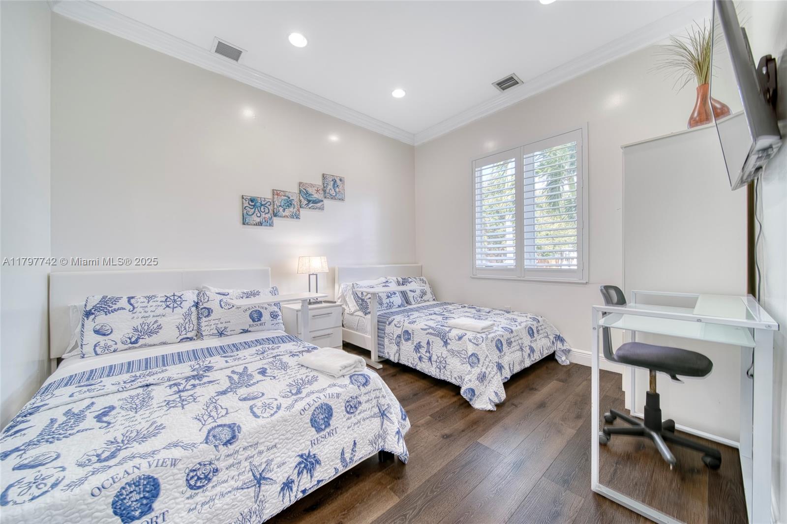NORTH HOLLYWOOD - Residential