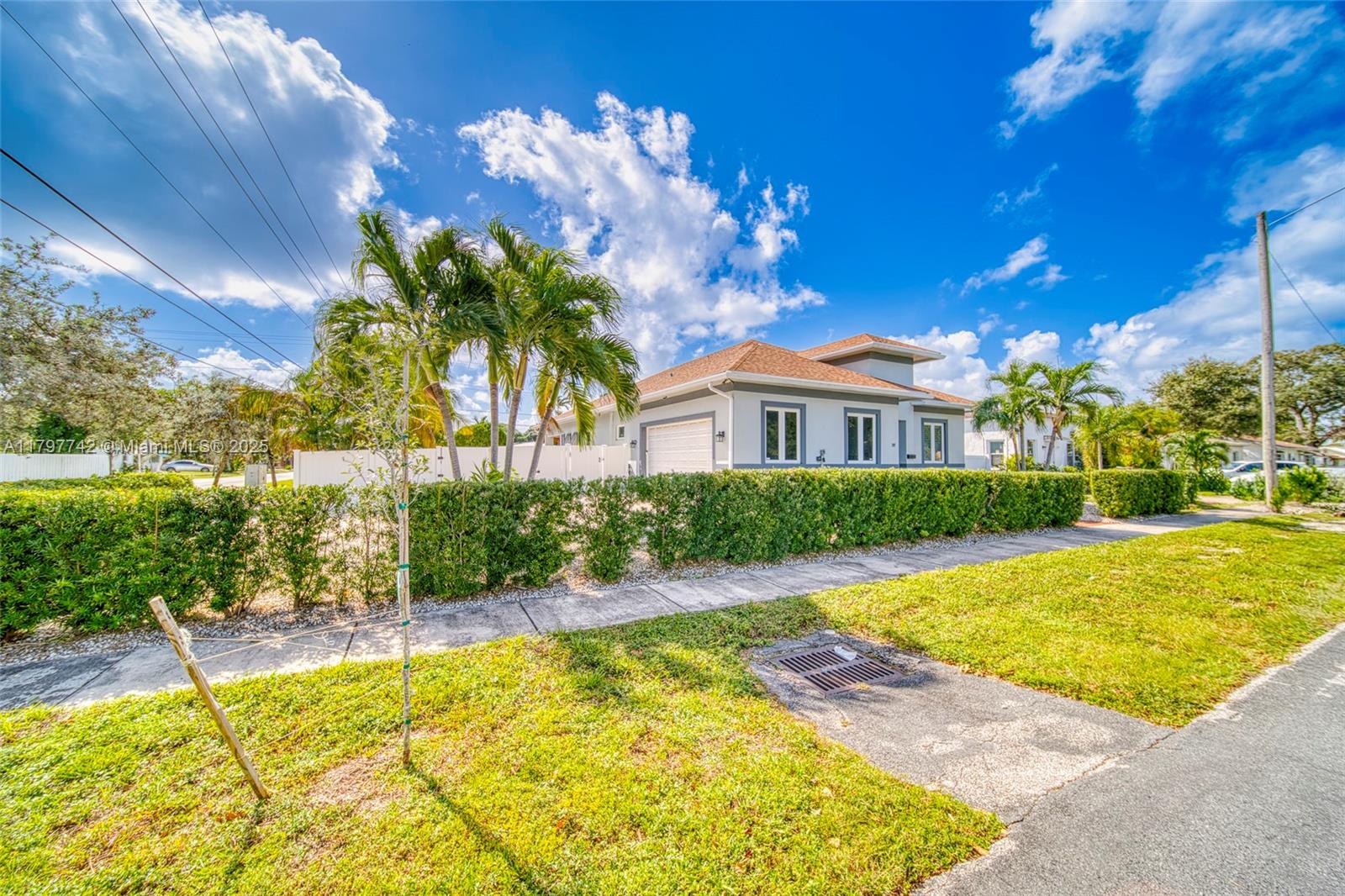 207 SW 11th St