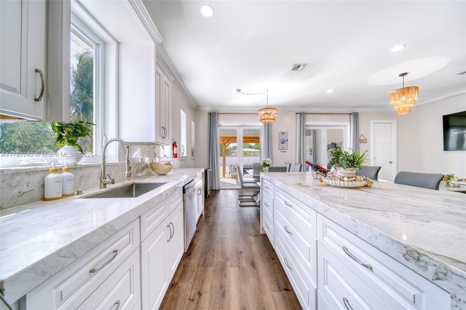 NORTH HOLLYWOOD - Residential