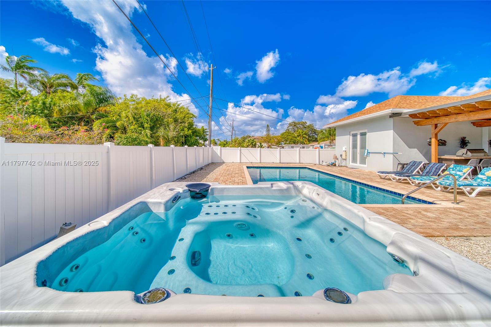 NORTH HOLLYWOOD - Residential
