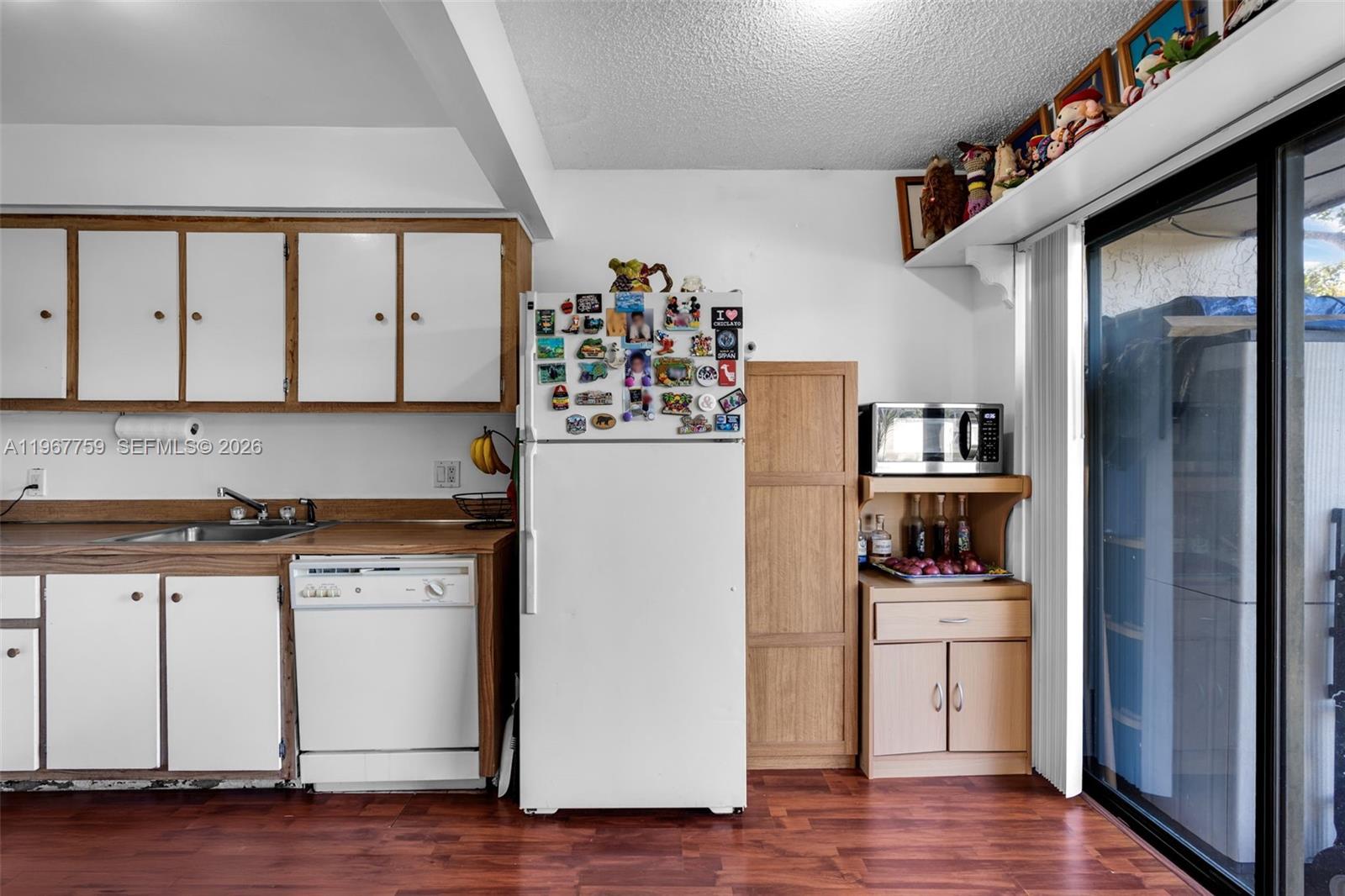 NORTH LAKE TOWNHOMES COND - Residential