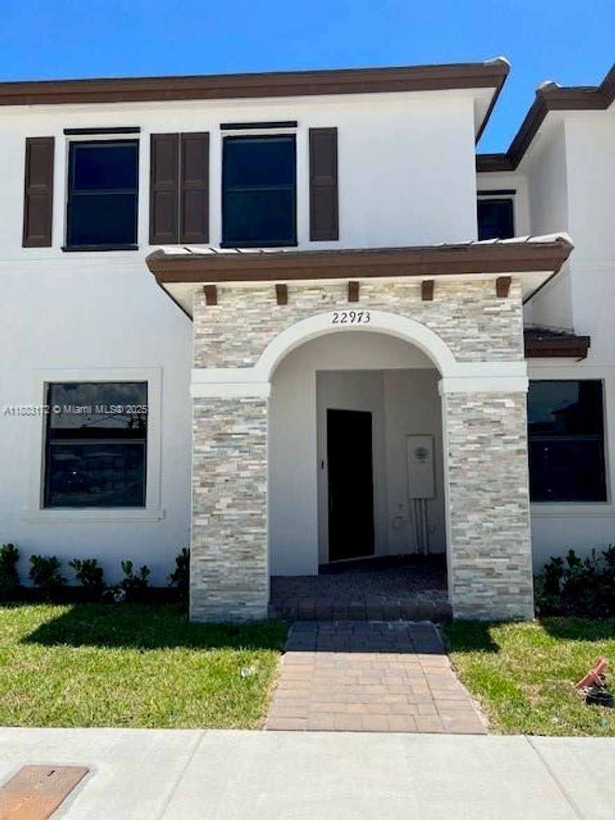 Beautiful 3 bedroom and 2 1/2 Bathrooms, villa in Crystal cay, At cutler Bay.  Great Location with easy access to Florida turnpike, US1, Old Cutler Rd, Close to Kendall and florida keys, great school area, close to malls and great restaurants.The  community club have Pool, gym