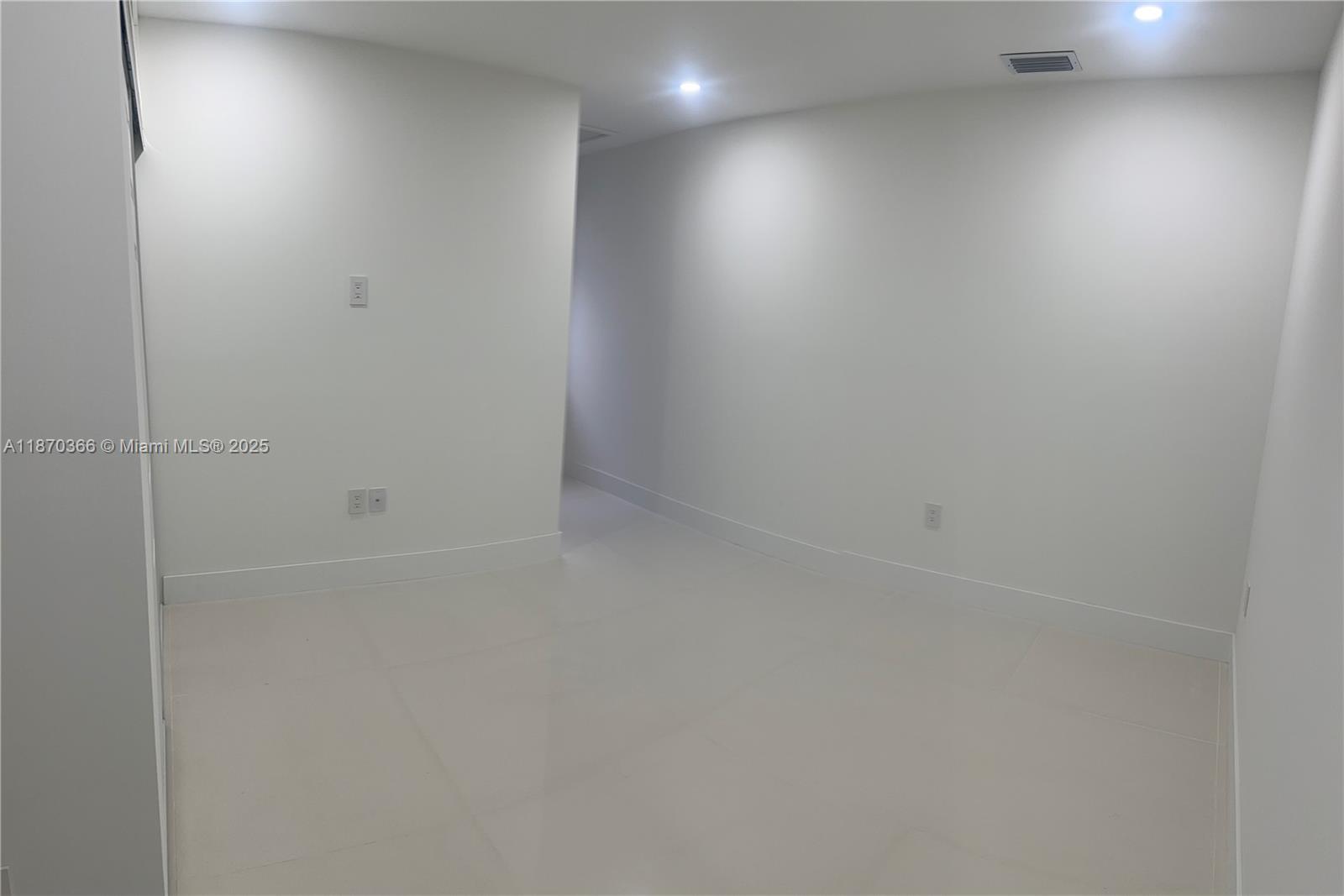 HOLLYWOOD HILLS - Residential Lease