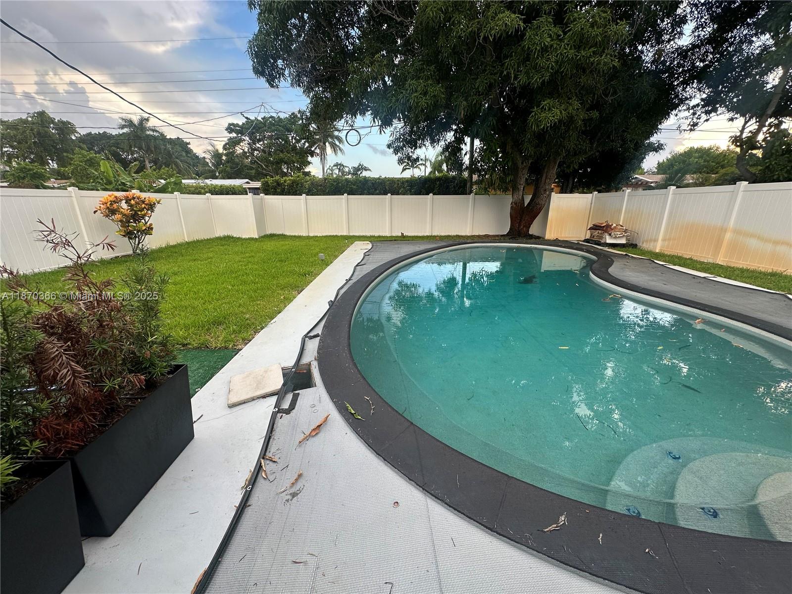 HOLLYWOOD HILLS - Residential Lease