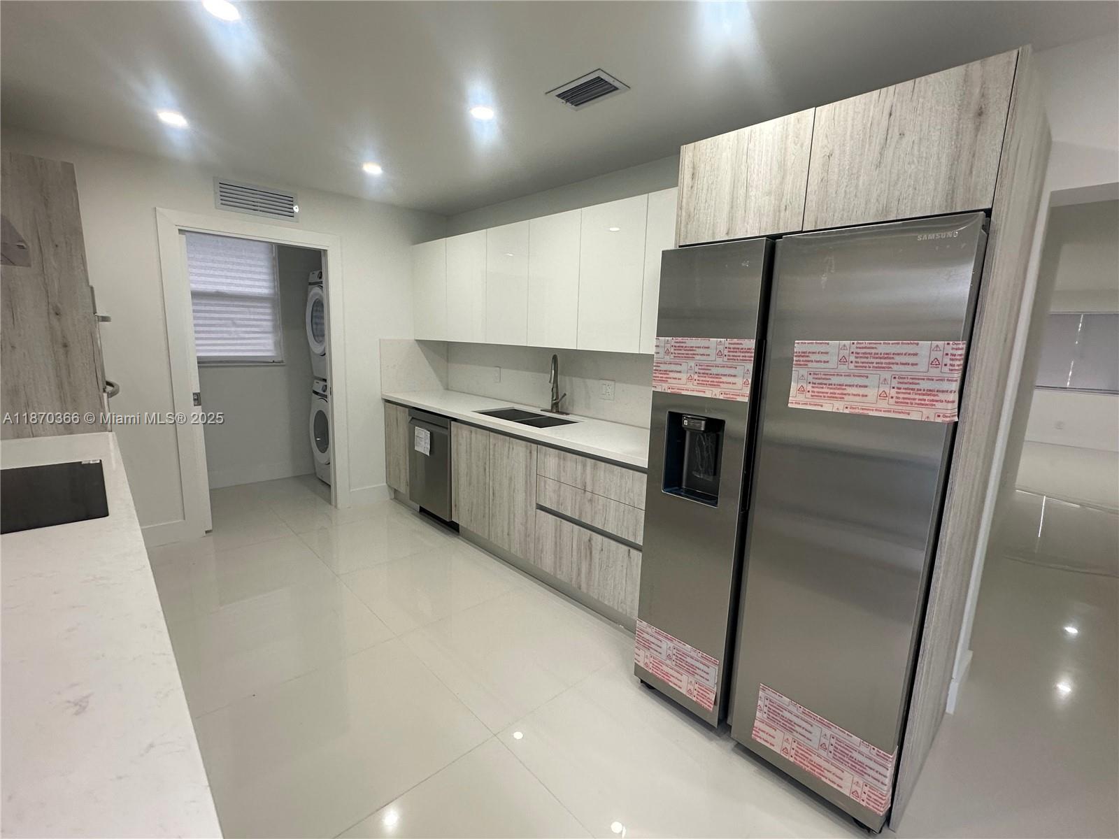 HOLLYWOOD HILLS - Residential Lease