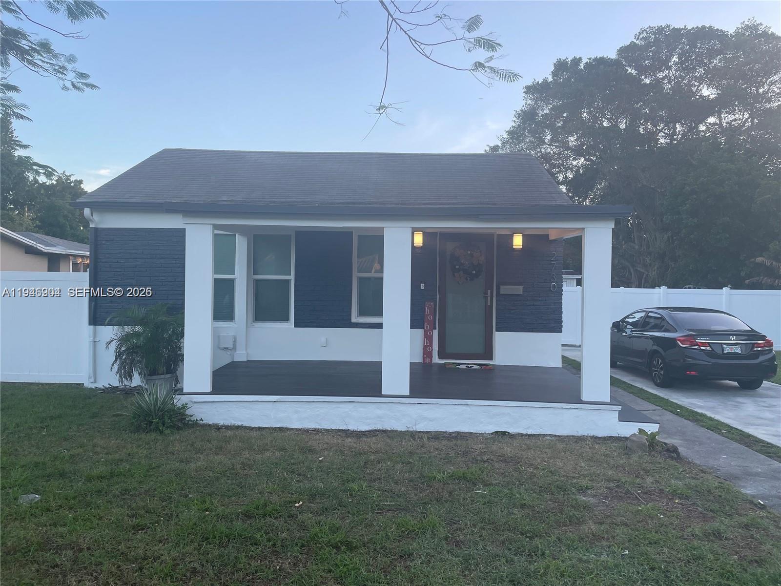 HOLLYWOOD LITTLE RANCHES - Residential