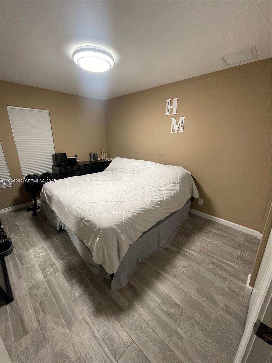 HOLLYWOOD LITTLE RANCHES - Residential