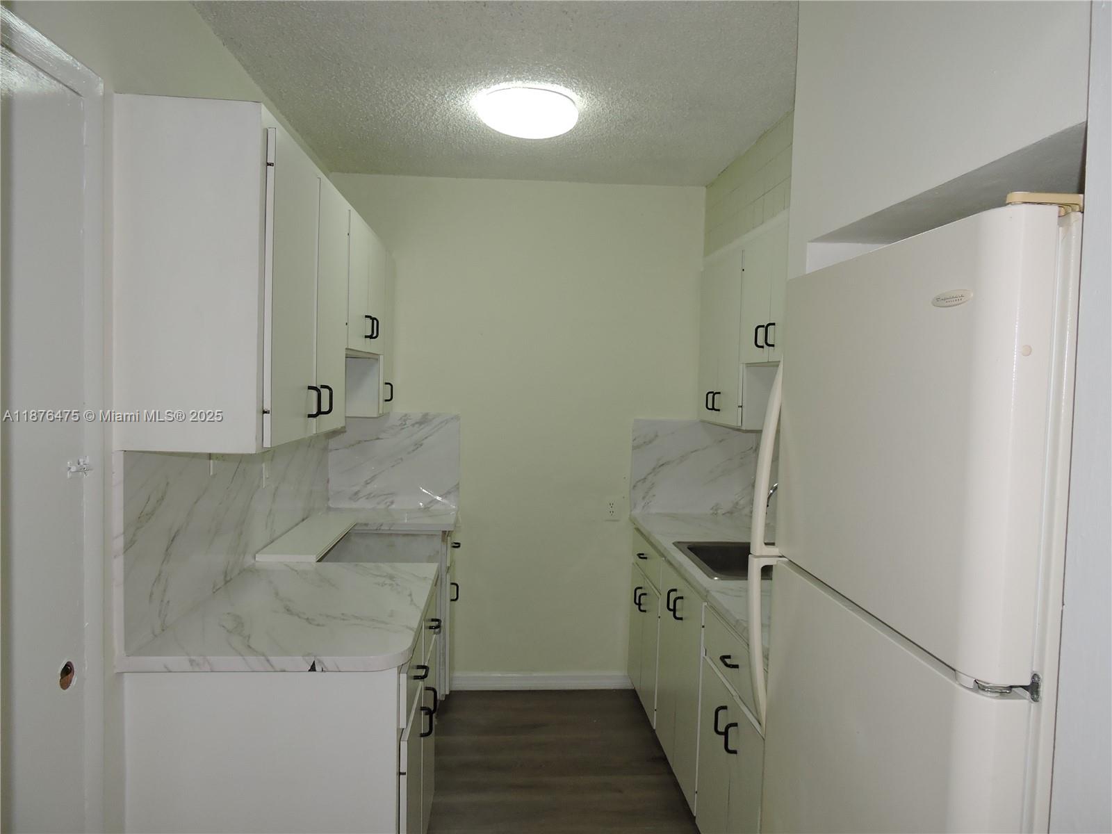 Centrally located in a great neighborhood near the airport and all major highways. Water and light are included in this large private unit.