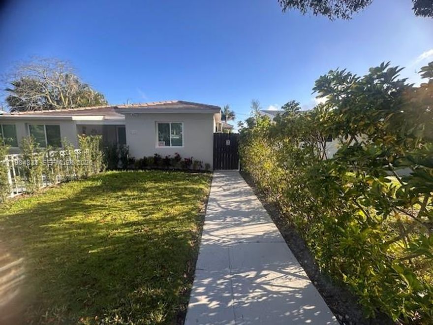 HouSe Triplex, this Unit #2 has  1/1 remodeled with new kitchen and bathroom, living room. 2 Parking spaces on the street in front of the house. Private Entrance with fence, Internet, Electricity and water included in the price. 10 Minutes from the beach and walking distance to markets, stores and near Aventura Mall. ONlY FOR 1 OR 2 PEOPLE.