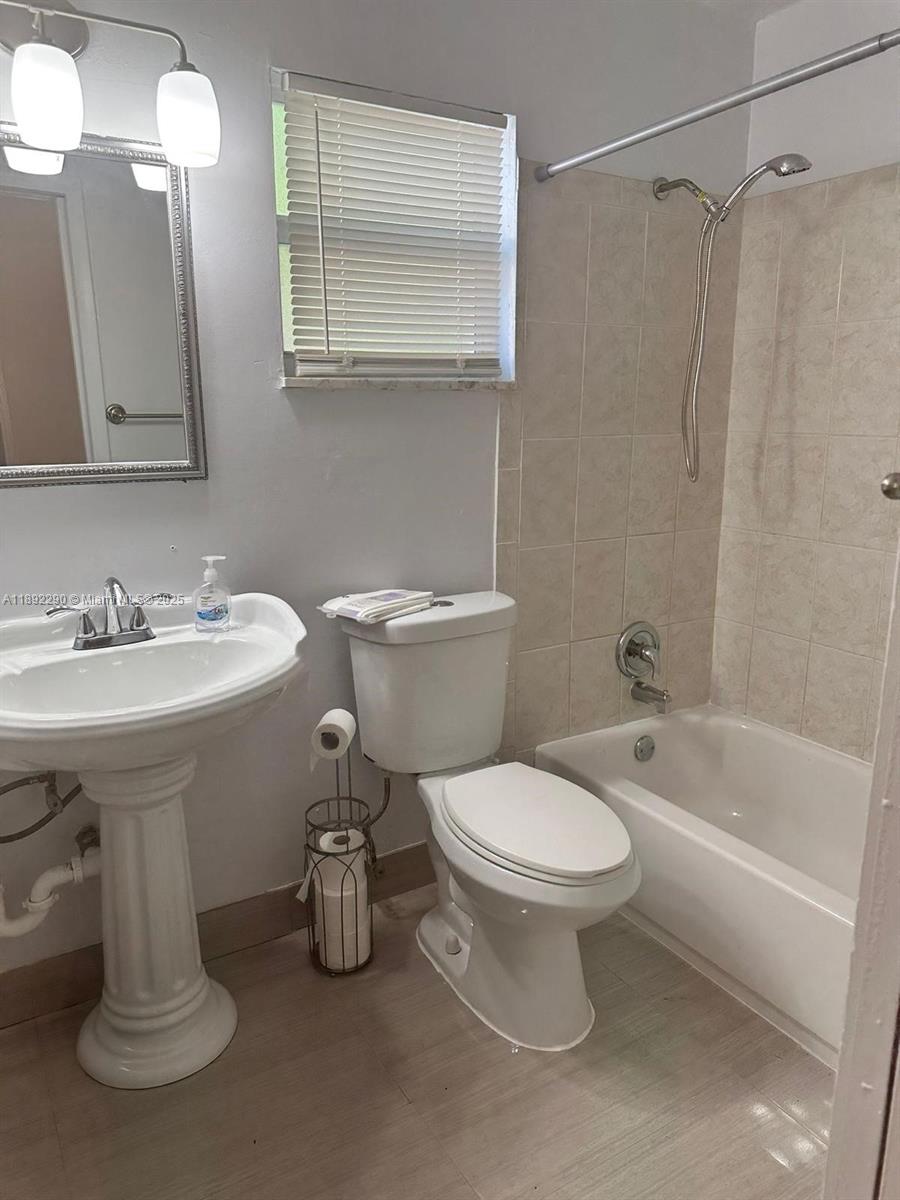 NORTH HOLLYWOOD - Residential Lease