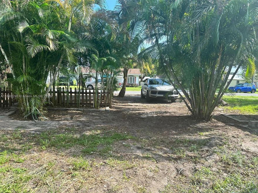 1 Bed/ 1 Bed Updated beautifully unit in Dania Beach with Hardwood floors, A/C, windows, granite in kitchen,
appliances, bathroom bedrooms, paver driveway, landscape, washer and dryer shared with the other unit. located
east of 95 close to Dania Point, Oakwood Plaza, and the beach. Move-in ready, will not last. easy to show